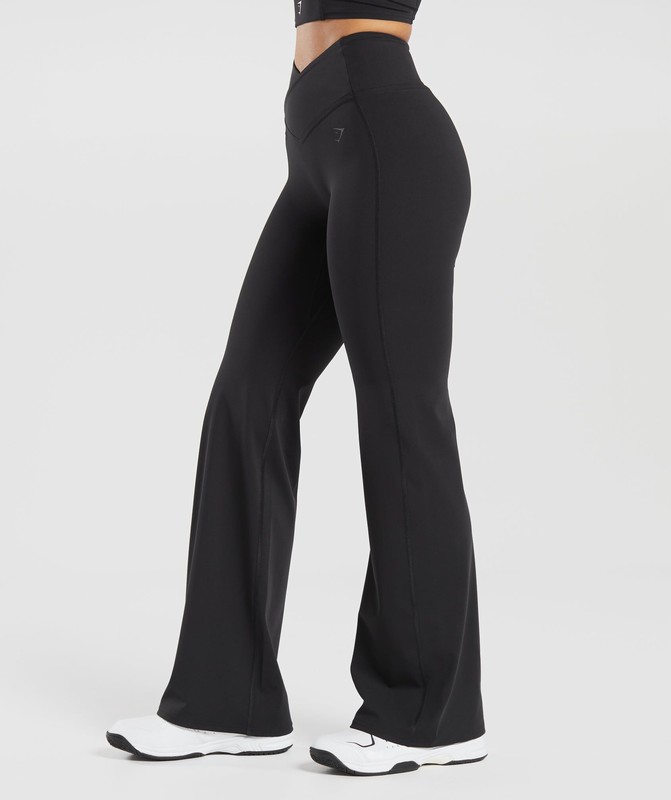 Gymshark Crossover Regular Flared Leggings Black | 71320TCLF